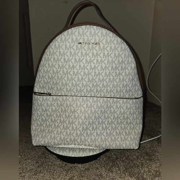 NWT Michael Kors Sheila Medium Logo Backpack - Picture 4 of 11